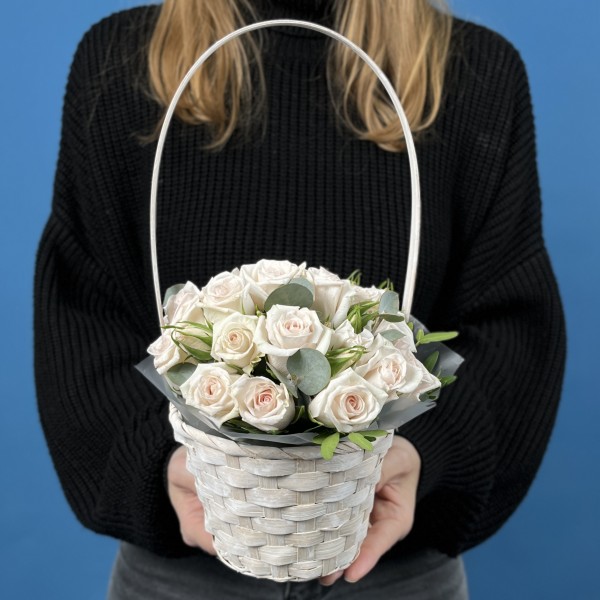 5 кустовых роз Роял Порцелина в корзине